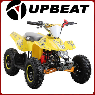 Crianças otimistas usam brinquedo elétrico ATV